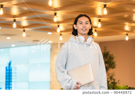 帶筆記本電腦的戴耳機的男士 90448972