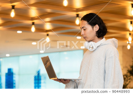帶筆記本電腦的戴耳機的男士 90448993