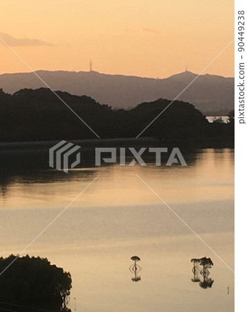 日出時的川平灣 90449238