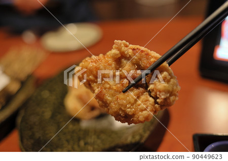 Deep-fried chicken from an izakaya Deep-fried chicken from an izakaya 90449623