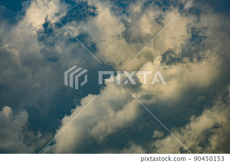 the sky is full of dense clouds 90450153