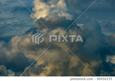 the sky is full of dense clouds 90450155