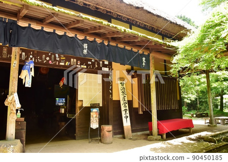 箱根町天酒茶屋入口和新鮮的綠色 90450185
