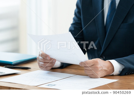 Recruiter confirming application documents 90450269