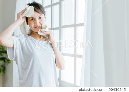 Middle-aged and older women (diet) who exercise and train to wipe sweat 90450545