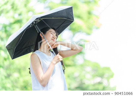 Asian woman holding a parasol (sickness / sweat) 90451066