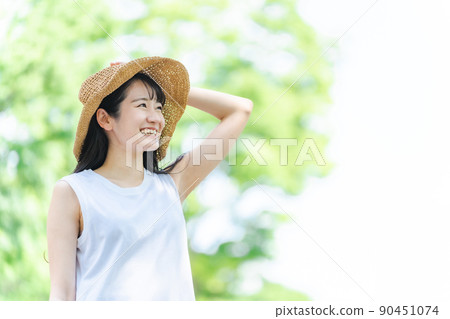 來夏季旅遊/休閒的女性(清新綠色/微笑) 來夏季旅遊/休閒的女性(清新綠色/微笑) 90451074