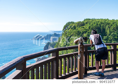 “岩手縣”三陸重建國家紀念物北山崎從天文台看風景的男人 “岩手縣”三陸重建國家紀念物北山崎從天文台看風景的男人 90451077