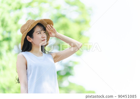 Women suffering from heat stroke and sunburn in summer (problem) 90451085