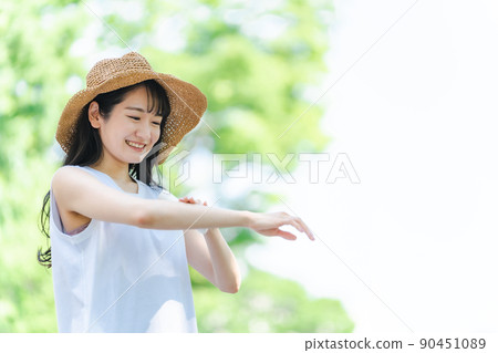 塗抹防曬霜的女人（夏季） 90451089