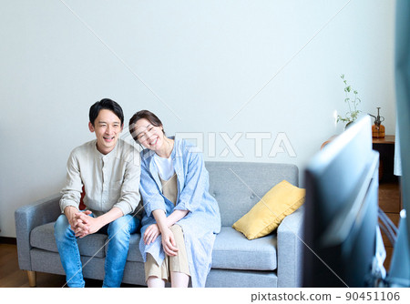 看電視的情侶 90451106