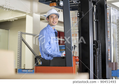 叉車操作員在倉庫中的工作形象 90451493