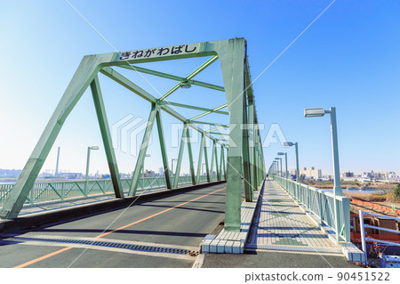 連接“東京”東西方的荒川和綾瀨川上的神根川大橋 90451522