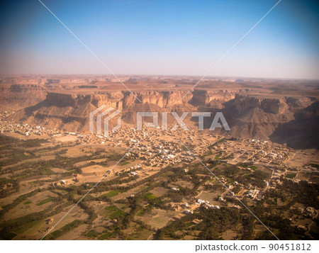 Aerial view to Shibam city and wadi Hadhramaut, Yemen 90451812