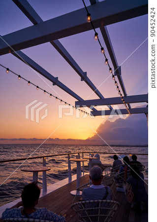 Inage Seaside Park, a pier-style cafe in the sea at sunset Inage Seaside Park, a pier-style cafe in the sea at sunset 90452424