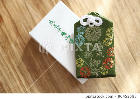 Amulets for recovery from illness, Japanese amulets, prayers for good health 90452585
