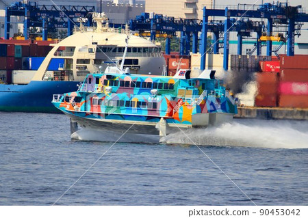 清爽的海面衝刺... 穿梭於東京港灣的噴射輪 清爽的海面衝刺... 穿梭於東京港灣的噴射輪 90453042