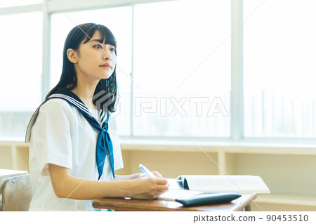 高中生在課堂上 90453510