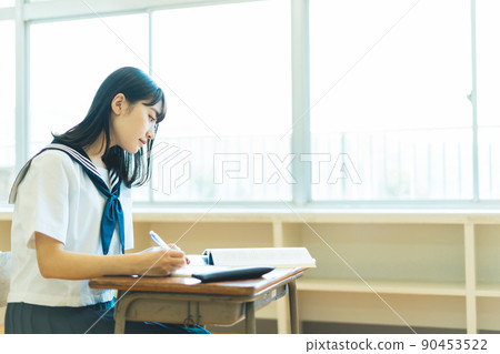 高中生在課堂上 90453522