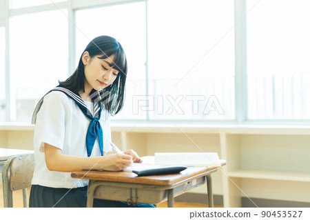 高中生在課堂上 90453527