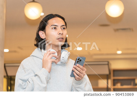 帶耳機和智能手機的男人 90453869