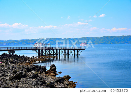 陽光明媚的鹿兒島市櫻島海釣公園和櫻島渡輪 陽光明媚的鹿兒島市櫻島海釣公園和櫻島渡輪 90453870