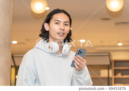 帶耳機和智能手機的男人 90453876