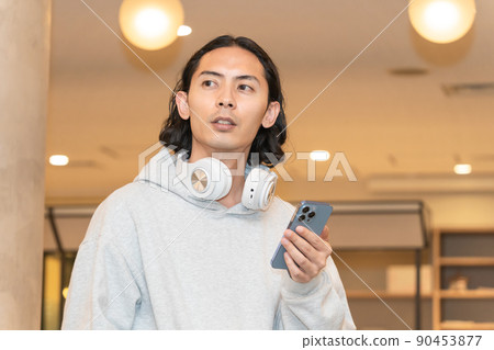 帶耳機和智能手機的男人 帶耳機和智能手機的男人 90453877