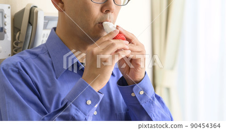 Men using asthma inhalers 90454364