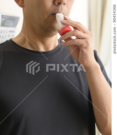 使用哮喘吸入器的男性 使用哮喘吸入器的男性 90454366