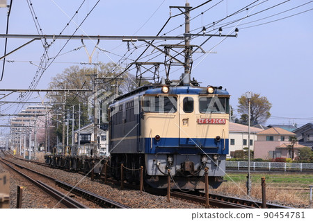 EF65 type electric locomotive that pulls a rail-carrying freight train that runs on the Utsunomiya Line EF65 type electric locomotive that pulls a rail-carrying freight train that runs on the Utsunomiya Line 90454781