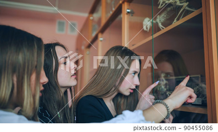 Pupils are looking at the layout of the cell in biology. Pupils are looking at the layout of the cell in biology. 90455086