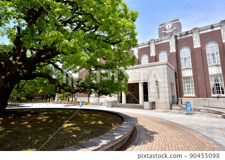京都大學京都大學象徵鐘樓和樟樹京都大學吉田校區 京都大學京都大學象徵鐘樓和樟樹京都大學吉田校區 90455098