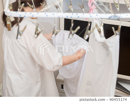 【中間主婦乾洗衣服T恤的家務場景】 90455174