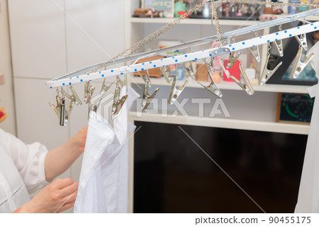 【中間主婦乾洗衣服T恤的家務場景】 【中間主婦乾洗衣服T恤的家務場景】 90455175