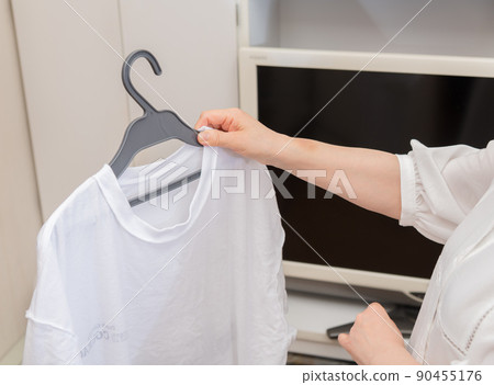 【中間主婦乾洗衣服T恤的家務場景】 【中間主婦乾洗衣服T恤的家務場景】 90455176