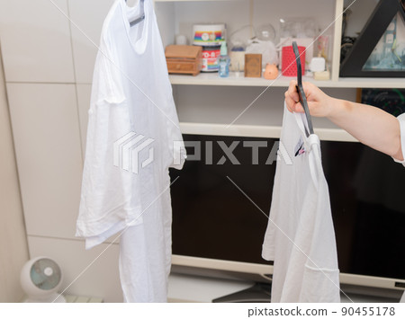 [Middle housewife's housework scene to dry laundry with T-shirt circulator] 90455178