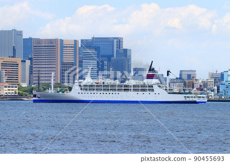 To a full-day voyage ... The third generation Ogasawara Maru, a cargo-passenger ship that supports the lives of Chichijima and Hahajima 90455693