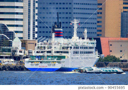 To a full-day voyage ... The third generation Ogasawara Maru, a cargo-passenger ship that supports the lives of Chichijima and Hahajima 90455695