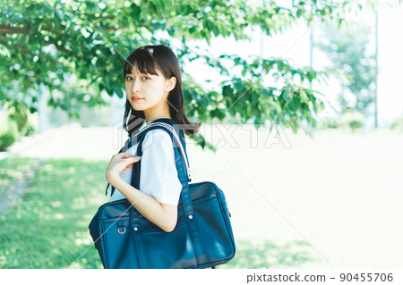 穿著夏天衣服的女高中生 90455706
