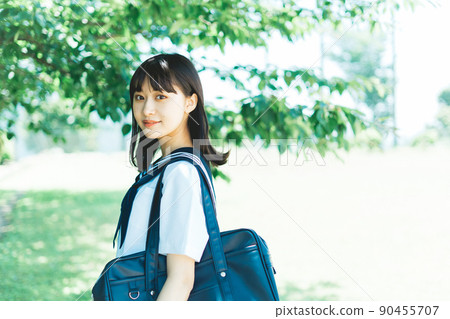穿著夏天衣服的女高中生 90455707