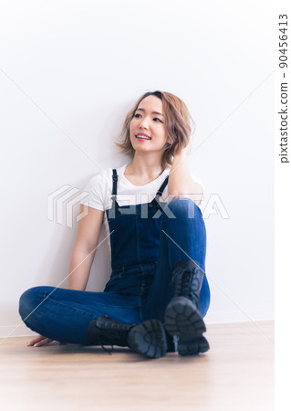 Young lady's portrait 90456413