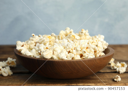Tasty fresh pop corn on wooden table 90457153