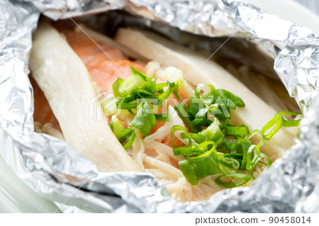 用箔紙烤三文魚。 90458014