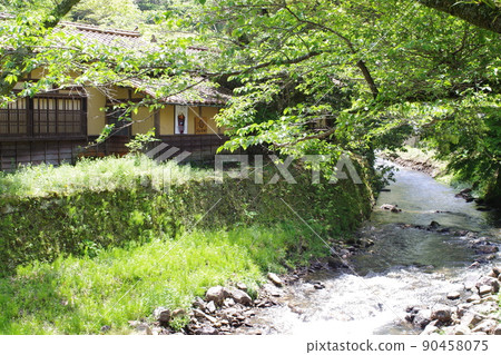 Scenery of the banks of the Ginzan River 90458075
