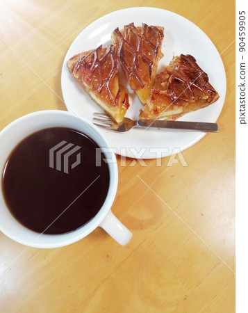 咖啡和蘋果派早餐 90459905