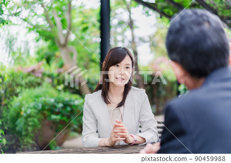 女商人在戶外交換意見 女商人在戶外交換意見 90459988