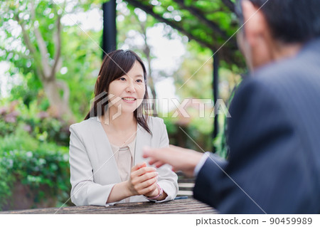 Business woman exchanging opinions outdoors 90459989