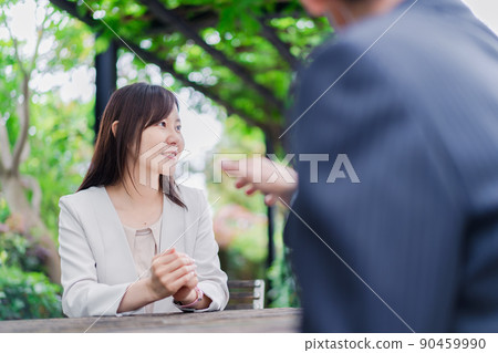 Business woman exchanging opinions outdoors 90459990