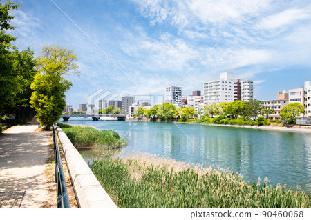 It is an urban landscape with a river. It shows the west side of the Tenma River. We are looking toward Nakahiro Ohashi in the lower reaches. Hiroshima It is an urban landscape with a river. It shows the west side of the Tenma River. We are looking toward Nakahiro Ohashi in the lower reaches. Hiroshima 90460068